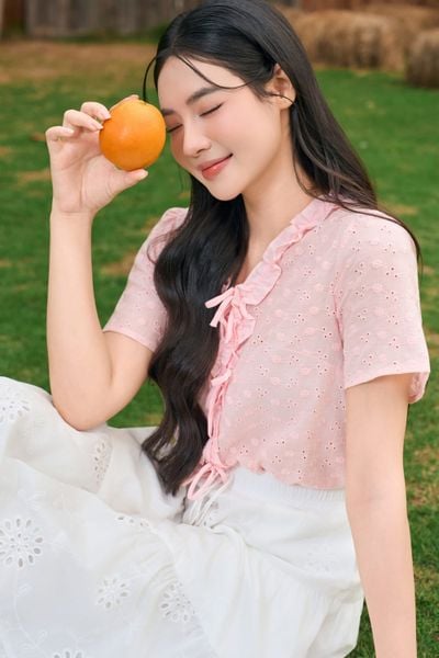  Áo kiểu nữ vải thô thêu tay cộc cổ tim phối bèo 