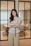  Áo thô kẻ nữ tay liền dáng suông thắt đai eo trang trí. 