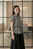  Áo thô kẻ nữ tay liền dáng suông thắt đai eo trang trí. 