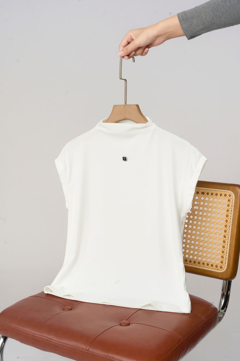 Áo nữ nỉ bông cotton dáng vai chờm cổ cao đính tag