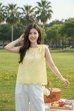  Áo thô thêu sát nách thiết kế rút nơ cổ duyên dáng 