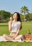  Áo thô thêu sát nách thiết kế rút nơ cổ duyên dáng 