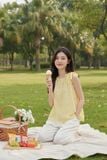  Áo thô thêu sát nách thiết kế rút nơ cổ duyên dáng 