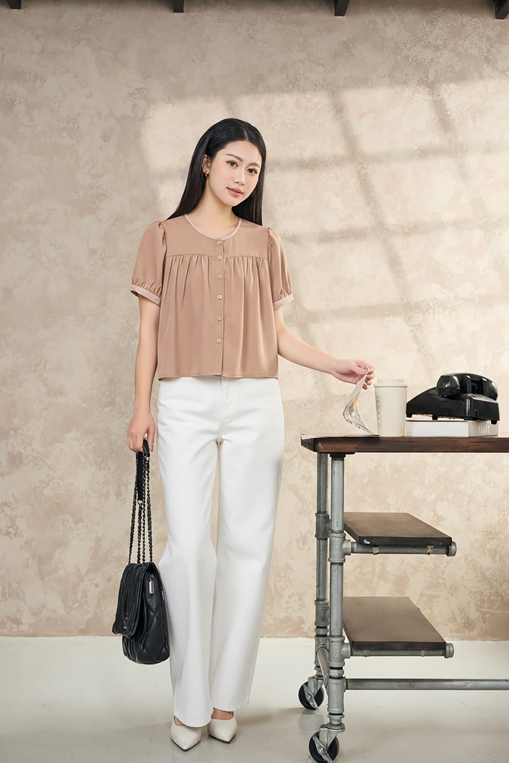 Quần Chinos và áo sơ mi cổ đứng thanh lịch