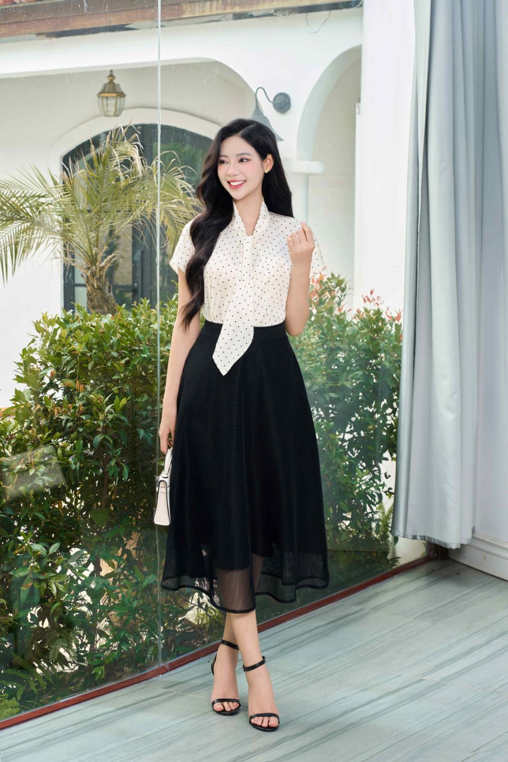 Blouse tay bồng và chân váy midi xếp ly