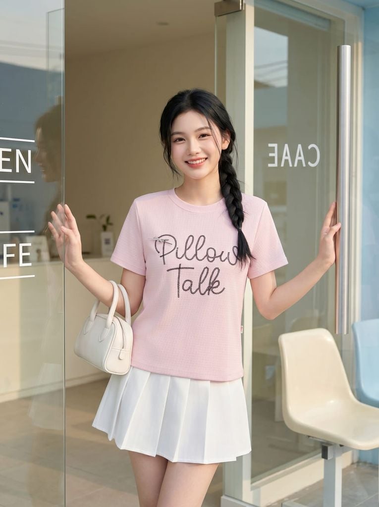  Áo thun cổ tròn tay cộc thêu trang trí 