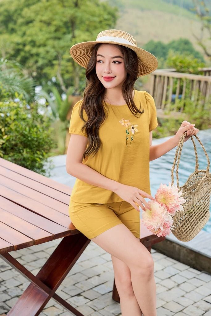 Quà Tặng - Đồ bộ vải đũi bamboo xẻ sau thêu hoa ngực phối quần đùi 