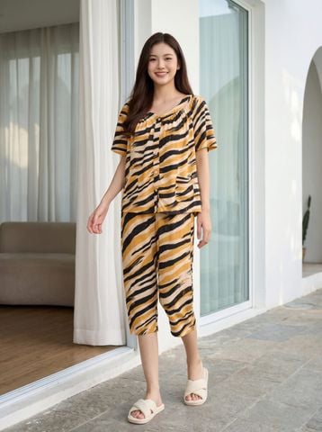 Bộ lanh áo cộc quần lửng cổ V
