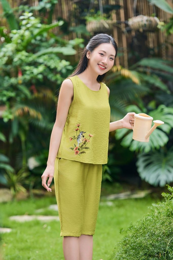  Quà Tặng - Đồ bộ vải đũi bamboo dáng lửng phối áo sát nách thêu sườn nhún tà lệch 