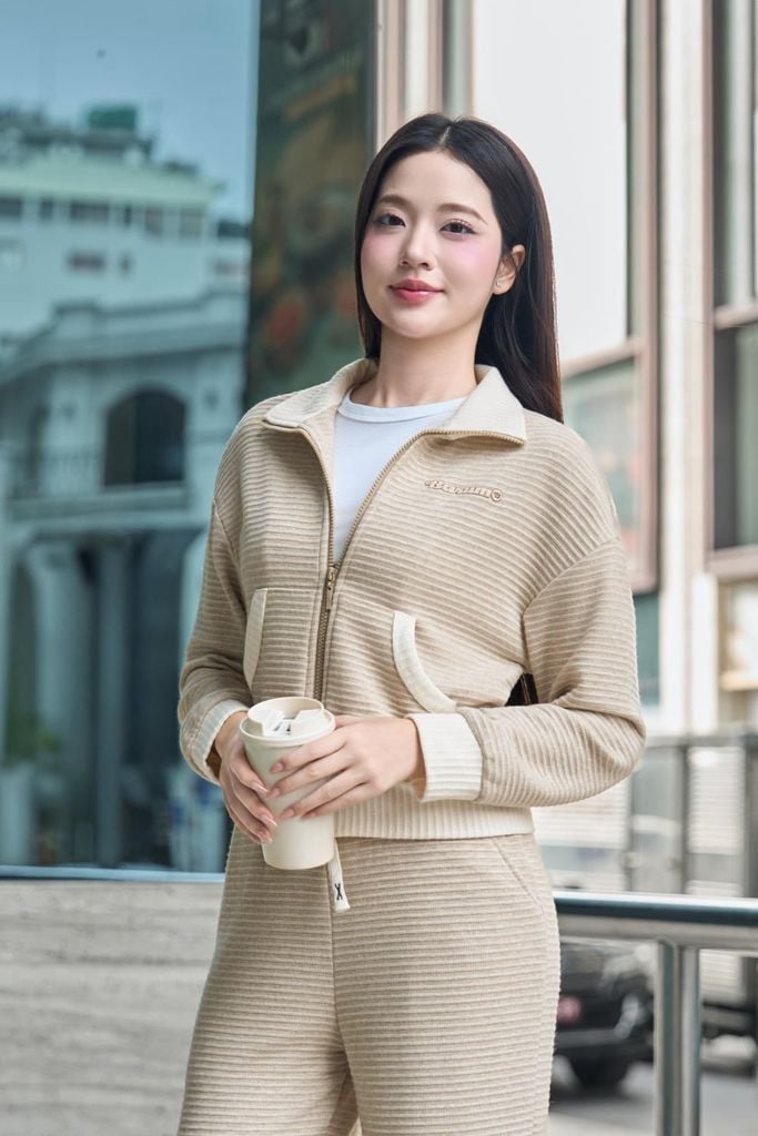  Áo khoác dáng ngắn kéo khóa có phối 