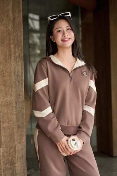 Áo thể thao dài tay có mũ phối viền tay