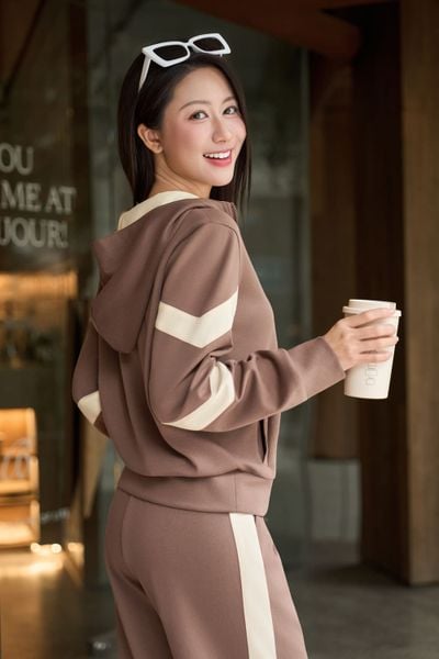  Áo thể thao dài tay có mũ phối viền tay 