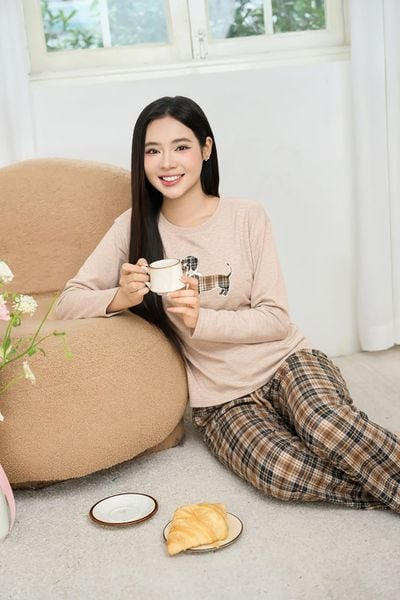  Bộ nỉ lông cừu dài tay cổ tròn vai chờm phối quần suông dạ kẻ 