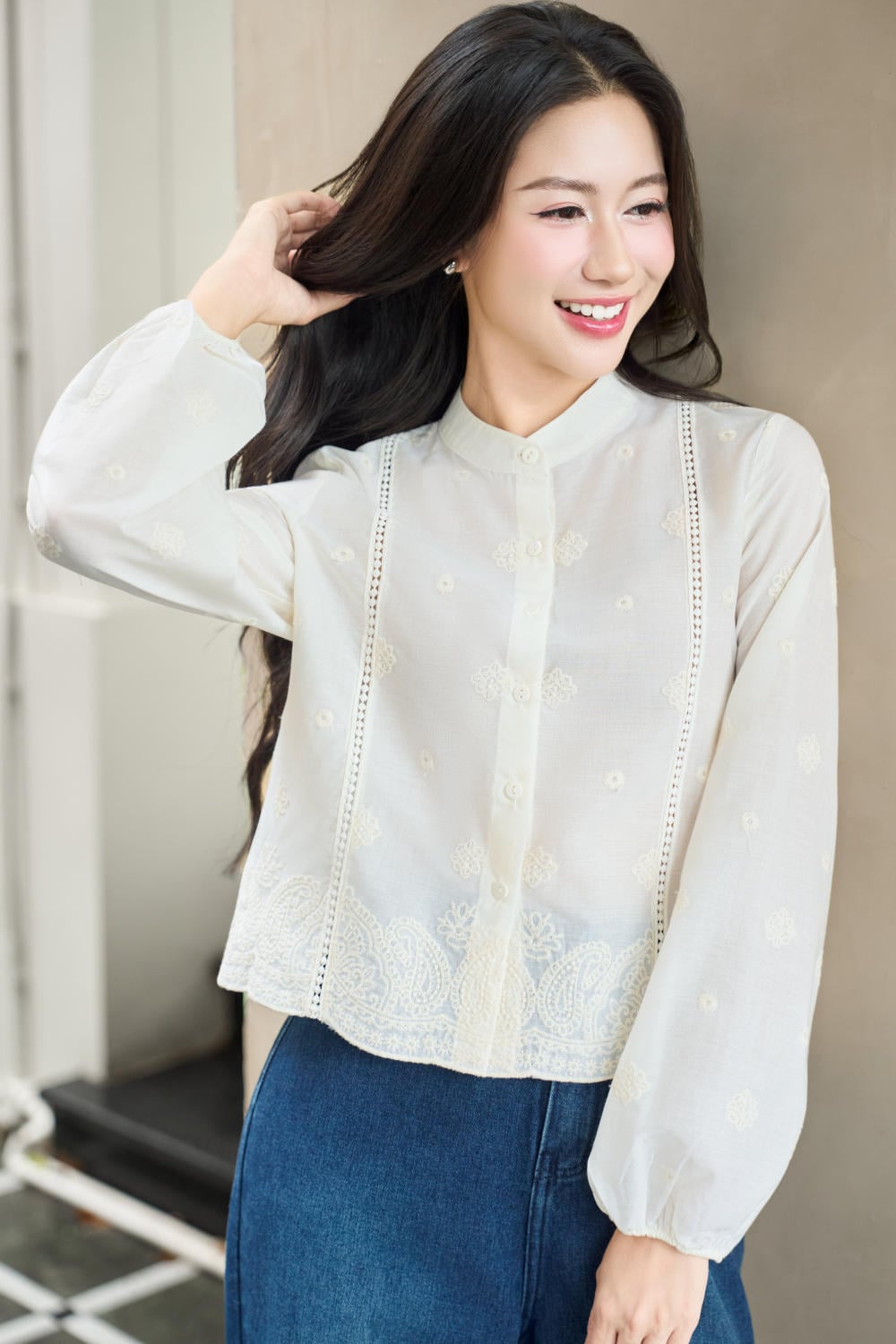 Áo sơ mi croptop cổ tàu tay chuông phối chun chất thô thêu