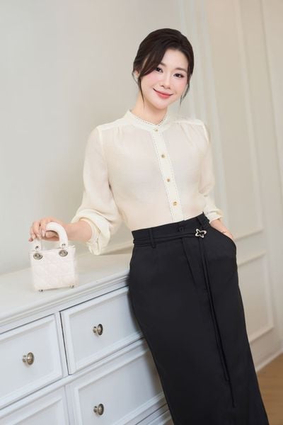  Áo sơ mi nữ chất liệu tơ dáng cổ trụ tay dài phối viền 