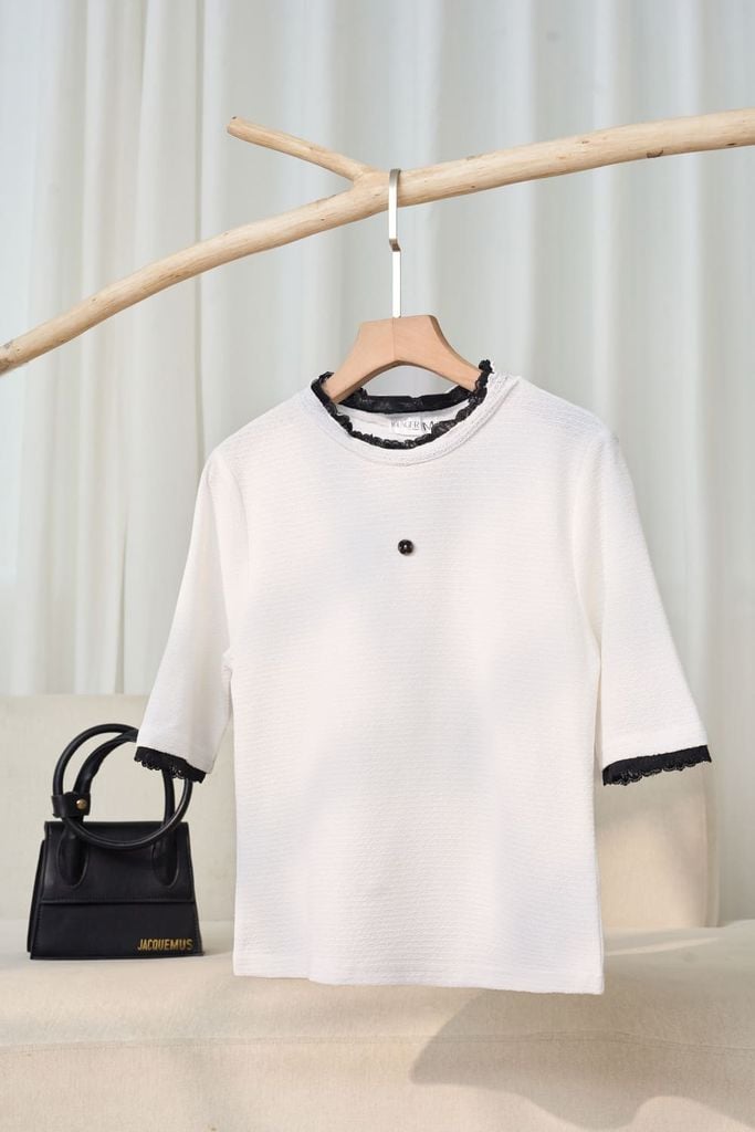  Áo nữ vải len xốp dáng tay lỡ cổ tròn phối viền ren 