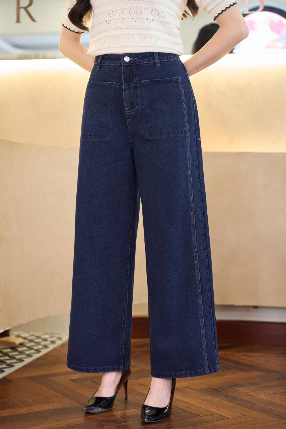 Quần jean kết hợp&nbsp;áo thun đi giày cao gót