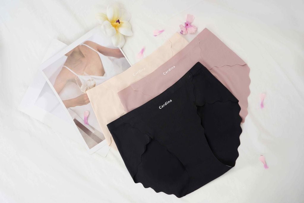  Quà tặng - Quần lót nữ Cardina dòng Younger vải su lạnh thiết kế không đường may vạt chéo viền sóng 