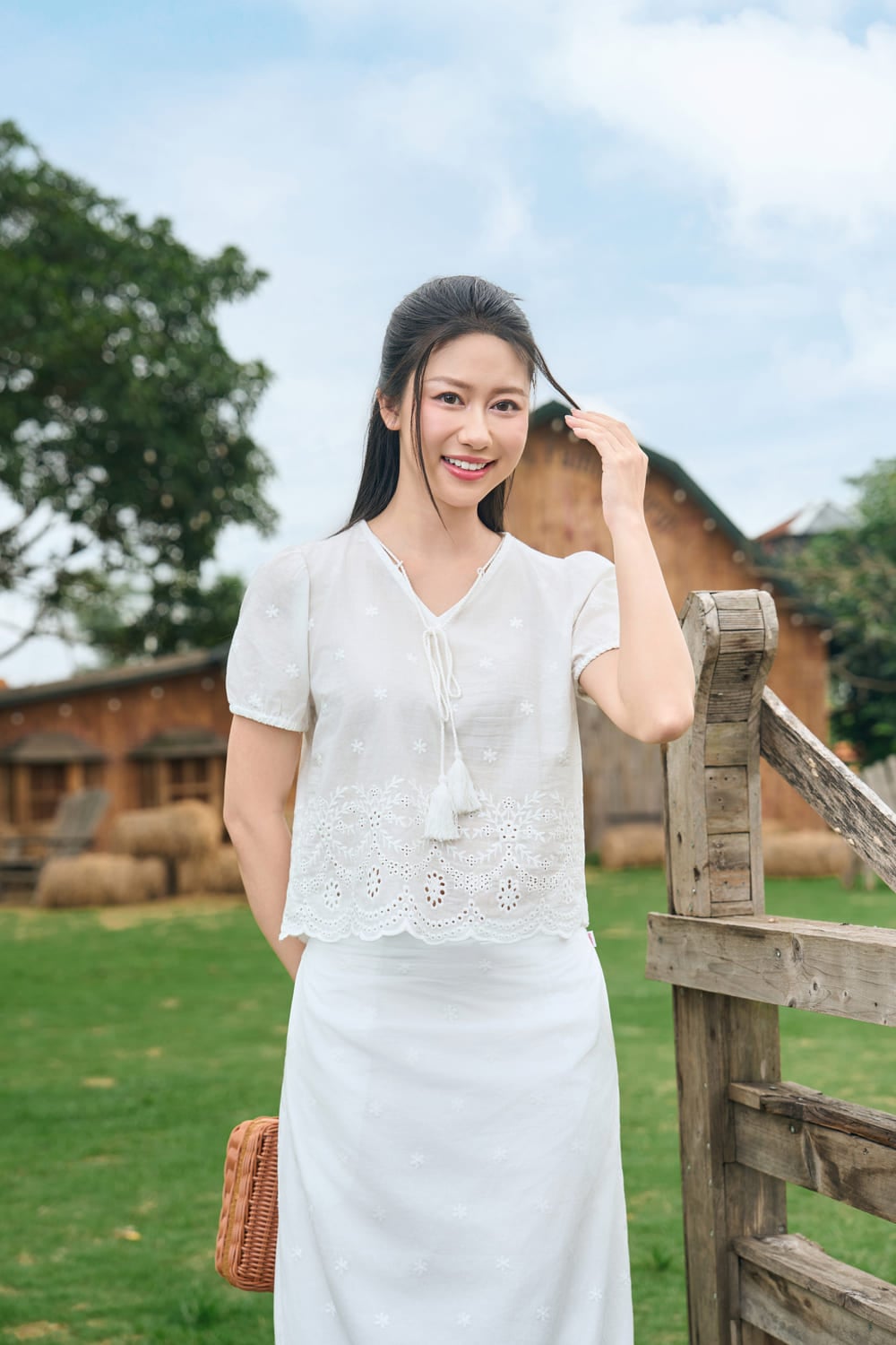 Áo thô thêu tay cộc cổ V gấu sóng phối dây buộc