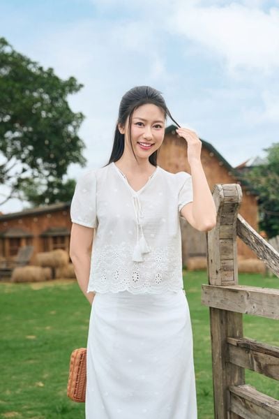  Áo thô thêu tay cộc cổ V gấu sóng phối dây buộc 