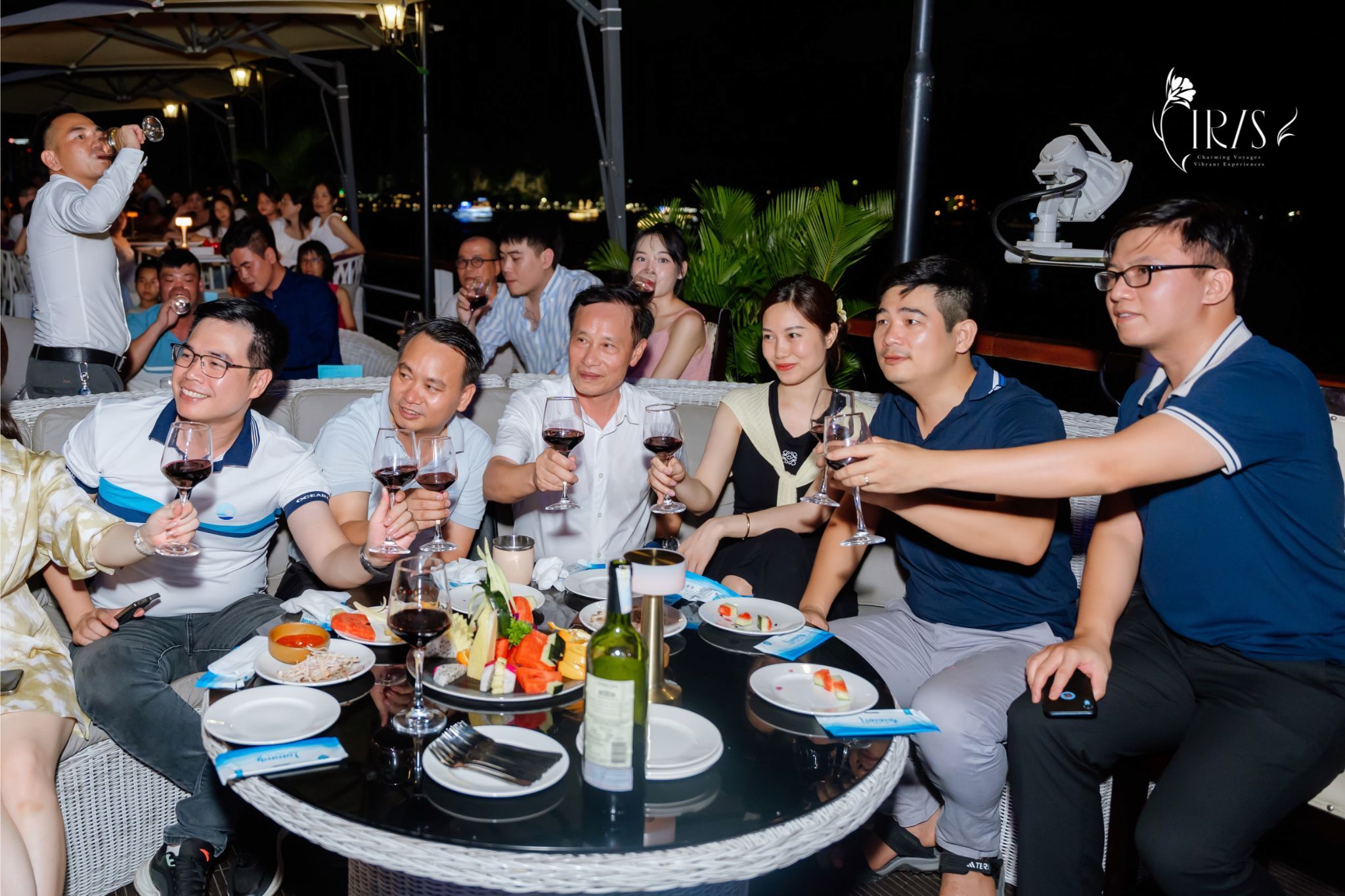 Du Thuyền Iris Cruise Vịnh Hạ Long