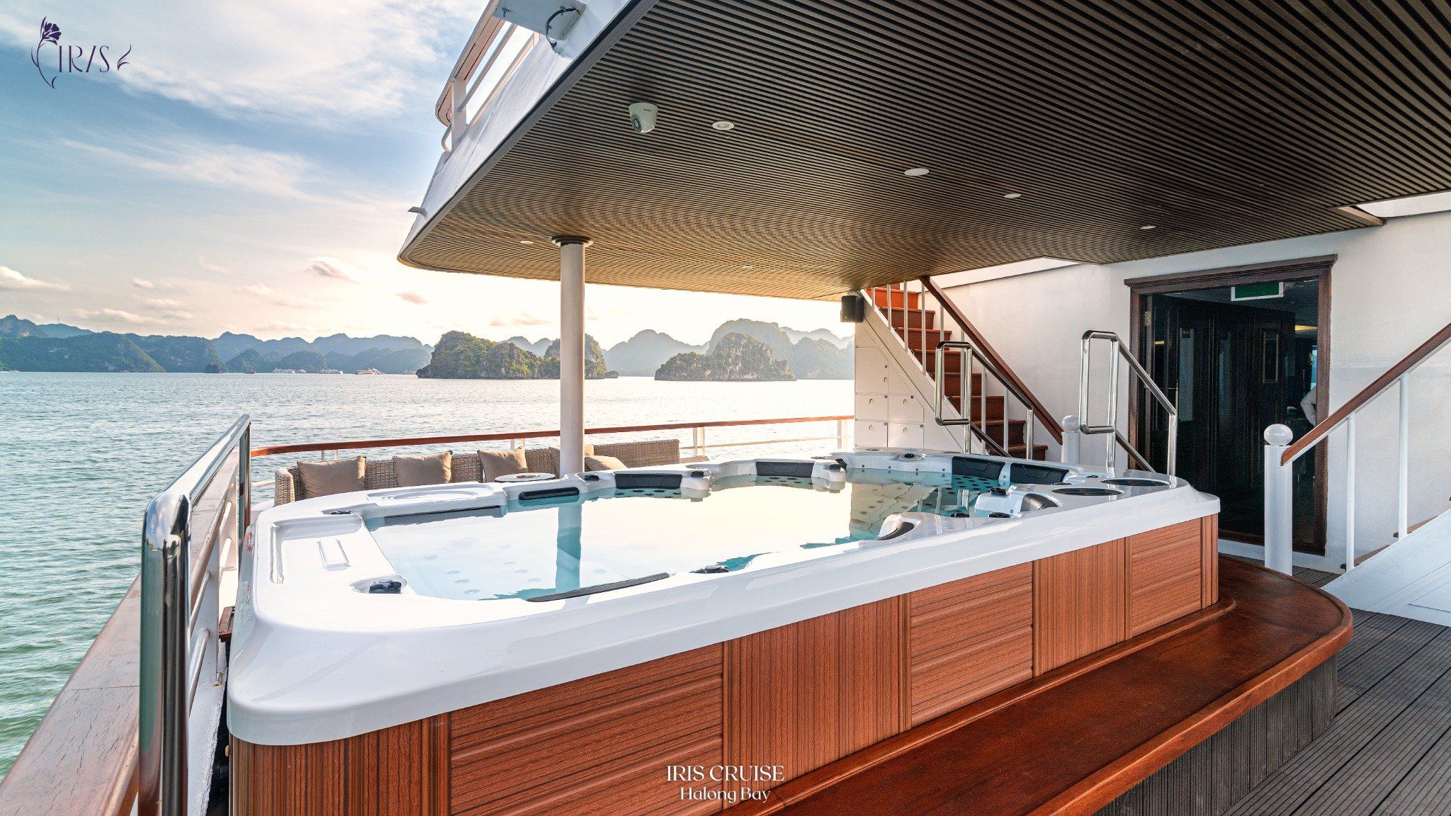 Du Thuyền Iris Cruise Vịnh Hạ Long