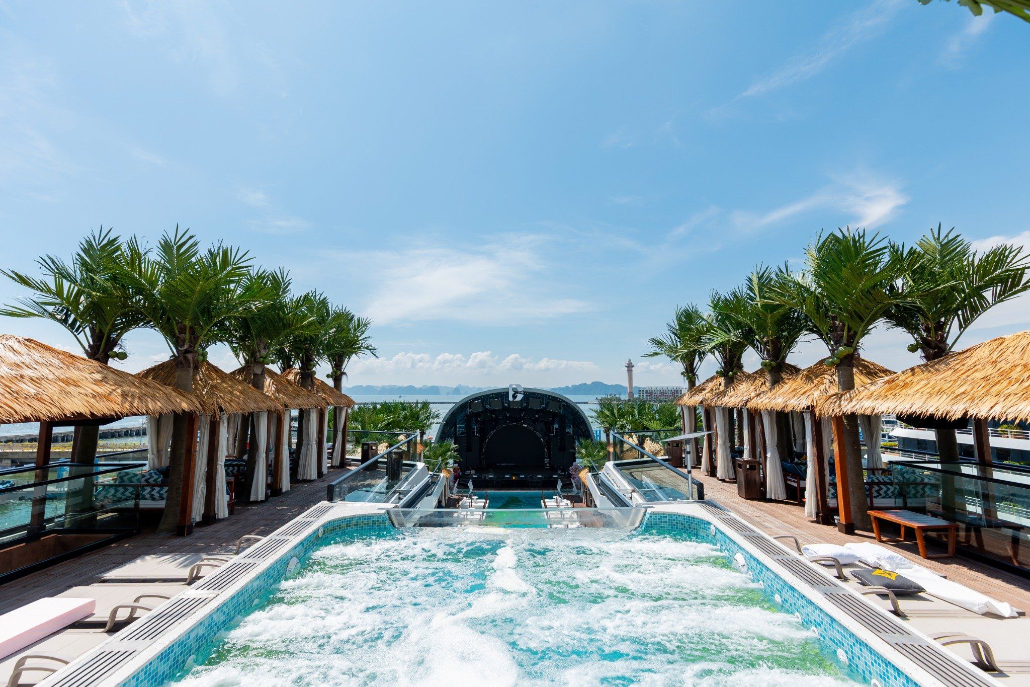 Du thuyền Dolphin Halong Cruise