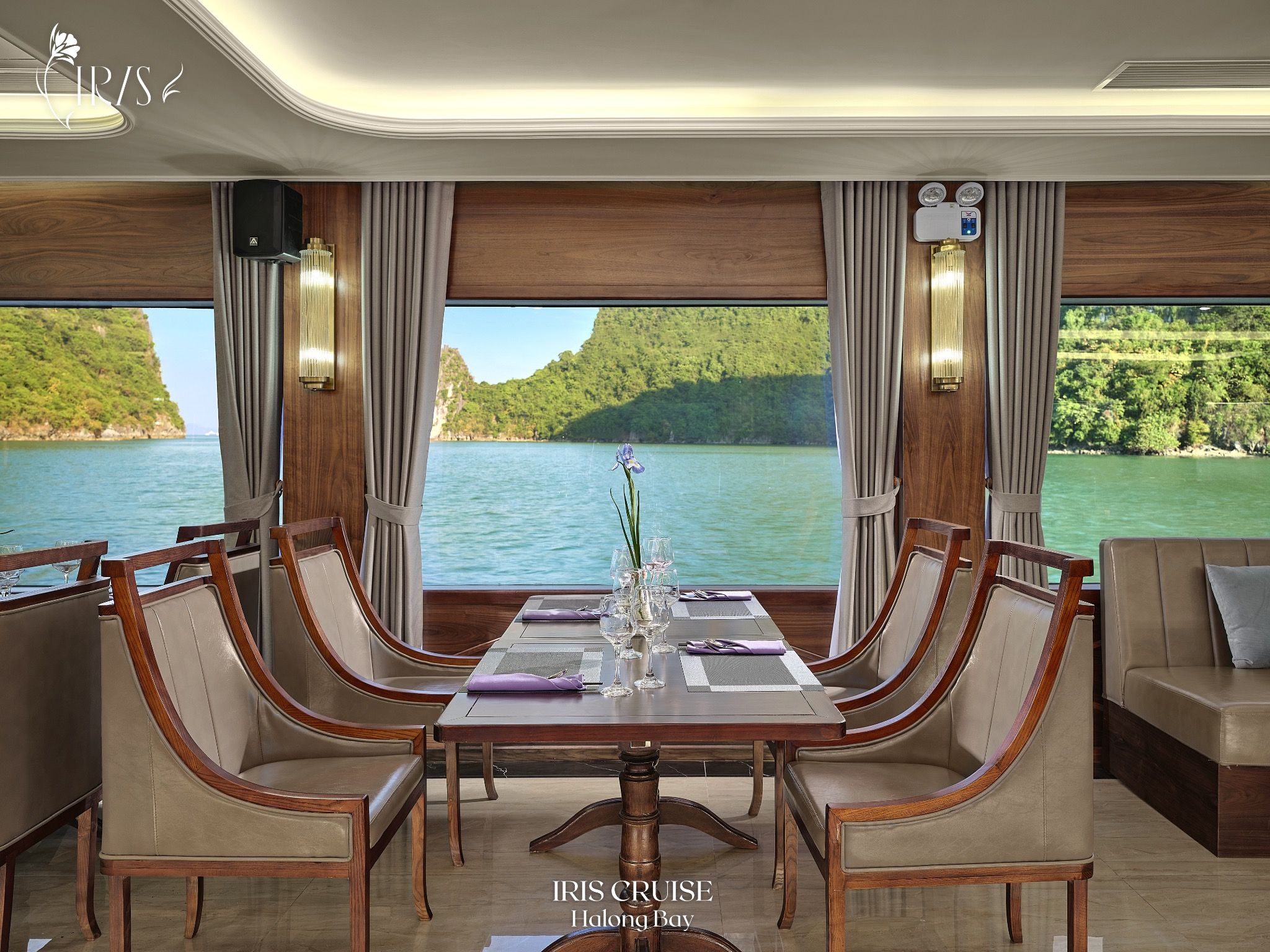 Du Thuyền Iris Cruise Vịnh Hạ Long