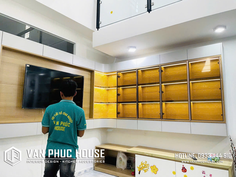 BÀN GIAO VÁCH TIVI, TỦ DƯỚI CHÂN CẦU THANG - ANH KHẢI - CAM ĐỨC
