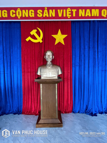 BÀN GIAO BỤC NÓI CHUYỆN VÀ BỤC ĐỂ TƯỢNG BÁC HỒ CHO VĂN PHÒNG ĐẢNG ỦY CAM RANH