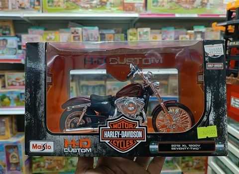  Xe mo hinh Die cast H-D 2012 XL 1200V Seventy-Two 1:12 