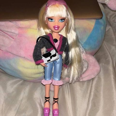  Búp bê thời trang Bratz Goin' Out! Cloe Fashion Doll 