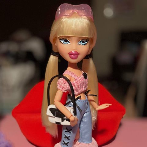  Búp bê thời trang Bratz Goin' Out! Cloe Fashion Doll 