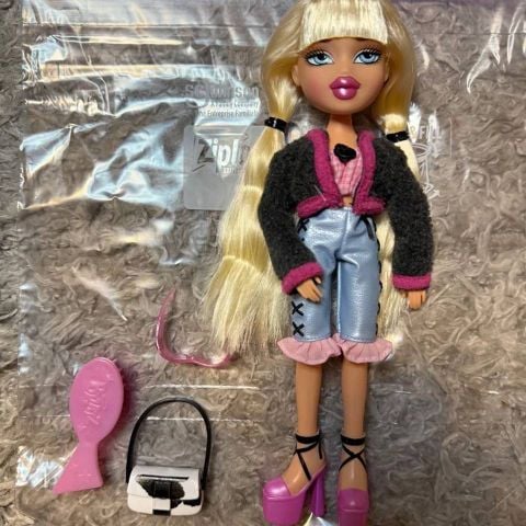  Búp bê thời trang Bratz Goin' Out! Cloe Fashion Doll 