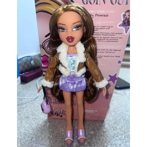  Búp bê Bratz Goin' Out! Yasmin Fashion Doll 