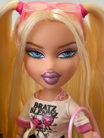  Búp bê Bratz Stylin' Cloe Fashion Doll with Oversized Tee (tặng áo thun) 