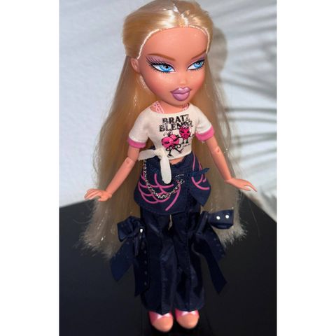  Búp bê Bratz Stylin' Cloe Fashion Doll with Oversized Tee (tặng áo thun) 