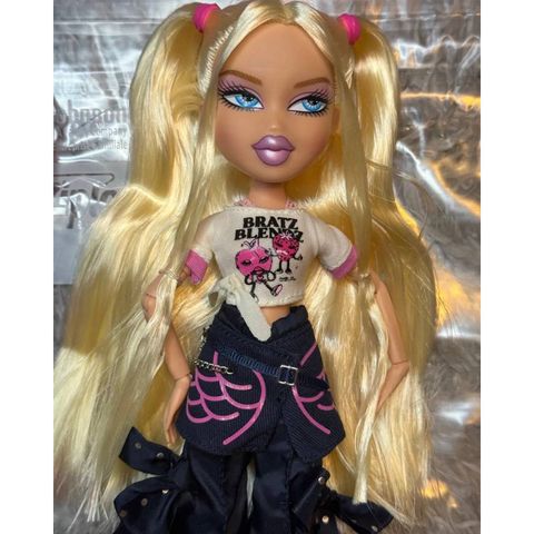  Búp bê Bratz Stylin' Cloe Fashion Doll with Oversized Tee (tặng áo thun) 