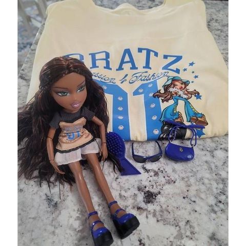  Búp bê Bratz Stylin' Sasha Fashion Doll with Customizable T-Shirt for You 