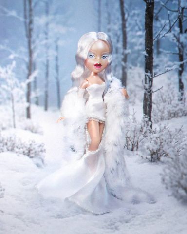  Búp bê Bratz 2025 Holidayz Frosty Nightz Cloe Collector Doll 