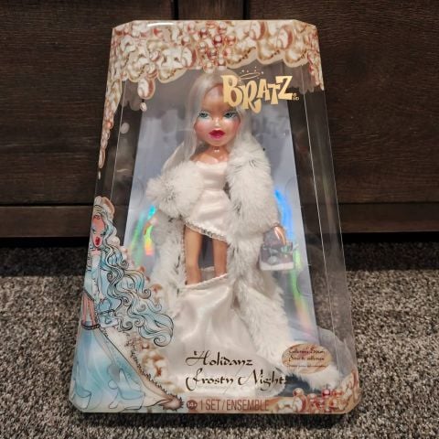  Búp bê Bratz 2025 Holidayz Frosty Nightz Cloe Collector Doll 