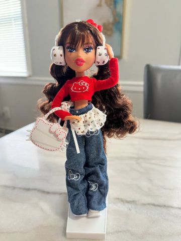  Búp bê Bratz x Hello Kitty Yasmin Sanrio Fashion Doll 
