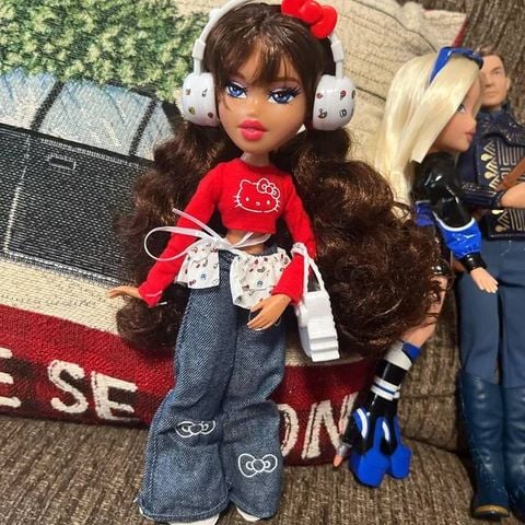  Búp bê Bratz x Hello Kitty Yasmin Sanrio Fashion Doll 