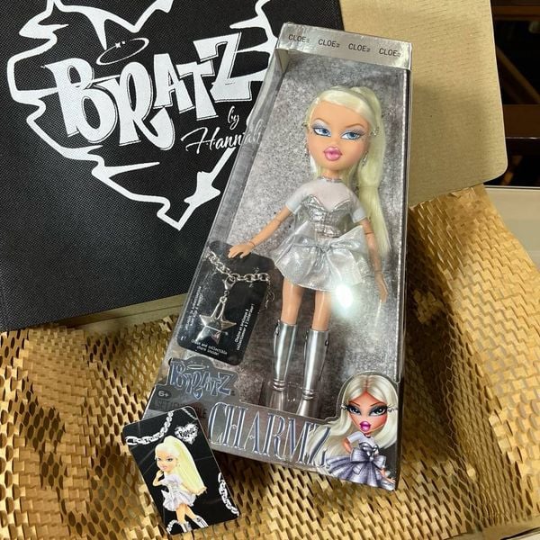Búp bê Bratz 9.5" Charmz Doll - Cloe