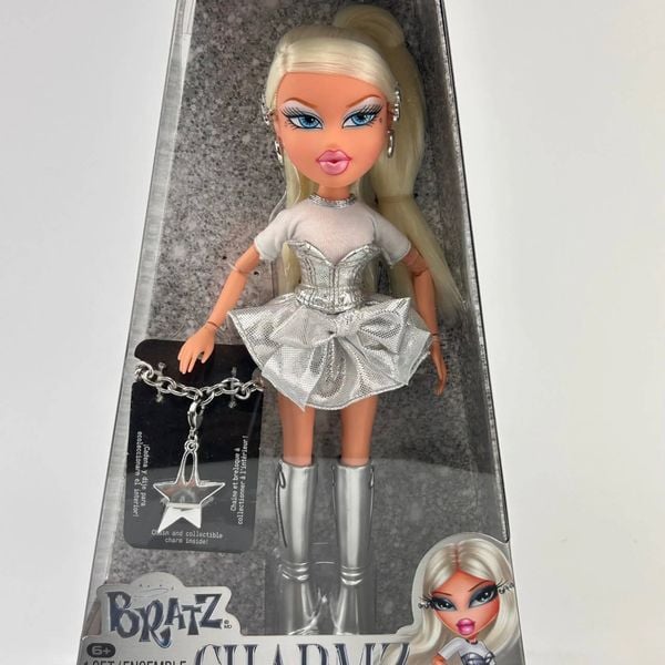 Búp bê Bratz 9.5" Charmz Doll - Cloe
