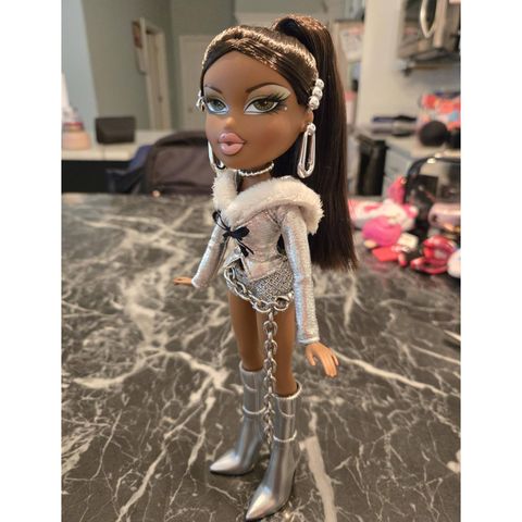  Búp bê Bratz Charmz Sasha Fashion Doll 