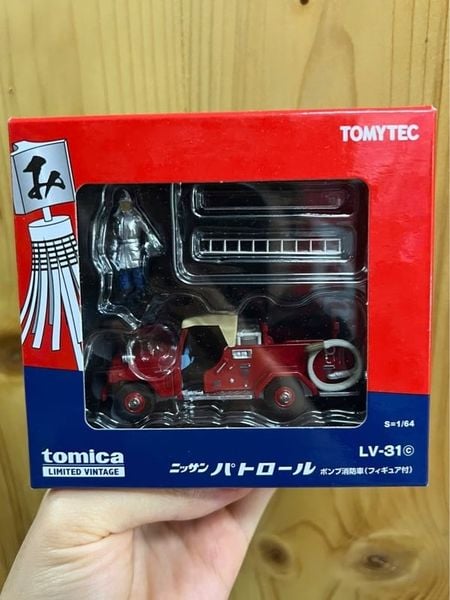  TOMYTEC LV-31c Nissan Patrol Pump Fire Truck with Figure 