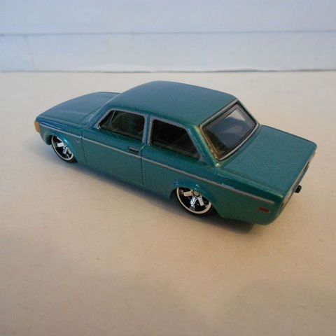  Mô hình xe HCJ87 Hot Wheels Car Culture Out Strass - '72 Volvo 142 GL Green 