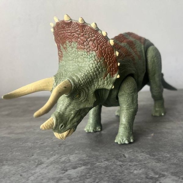 Khủng long Mattel Jurassic World Dominion Roar Strikers Triceratops Dinosaur Action Figure