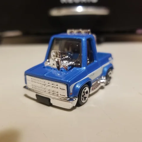 Mô hình xe HHF04 Hot Wheels Basic Car Tune '83 Chevy Silverado 
